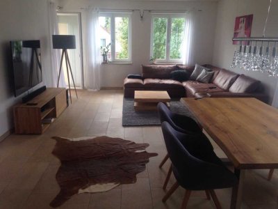 Neuwertige 4-Zimmer-Wohnung mit Balkon und Einbauküche in Mintraching