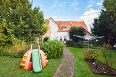 Sanierungsbedürftiges Einfamilienhaus mit Einliegerwohnung und großem bebaubarem Grundstück!