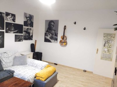 Hiermit suche ich einen Nachmieter für eine Schöne 2 Zimmer Wohnung in der Gagarinstraße mit PKW Ste