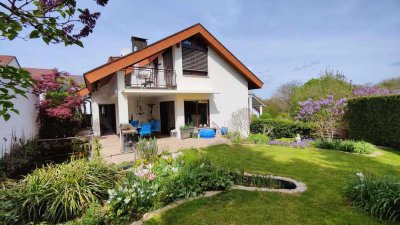 Hochwertig ausgestattetes Architektenhaus mit großem Garten und Koi-Teich