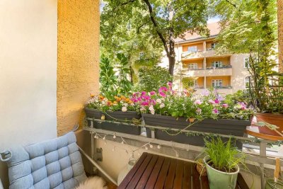 Historische Altbauwohnung im Bauhaus-Stil mit Loggia und idyllischem Innenhof