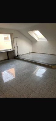 Stilvolle Maisonette Dachgeschoss-Wohnung mit EBK in Stuttgart
OHNE PROVISION. KEIN MAKLER