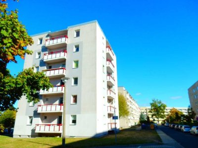 Ideales kleines Zuhause: Hochparterre, Einbauküche, sonniger Balkon!