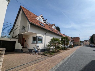 Geschmackvolle, neuwertige 5-Zimmer-Maisonette-Wohnung mit geh. Innenausstattung mit Balkon