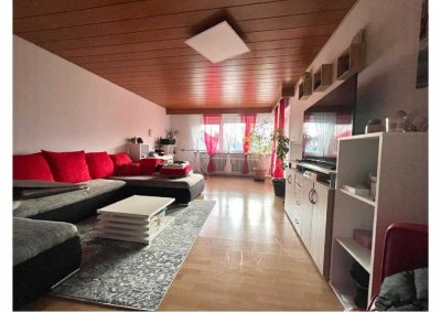 **Helle 5-Zimmer-Etagen-Wohnung mit Balkon und Aussenstellplatz**