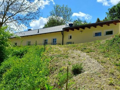 WOHNEN IM NATURPARADIES AM WALDRAND MIT MÖGLICHKEIT AUF ZWEI WOHNEINHEITEN - BESTE FERIEN- ODER ZWEITWOHNSITZEIGNUNG MIT KLEINEM BACH, OBSTBÄUMEN &amp; WALD - NICHT VOM HOCHWASSER BETROFFEN