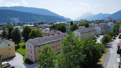 Wohnhaus mit südseitigem Balkon, Terrasse, Carport und Parkplätze