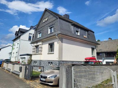 Ein stillvolles Einfamilienhaus mit Mansardendach und Bruchsteinkeller