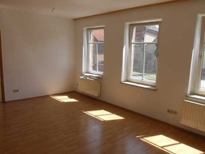 Freundliche Dreizimmerwohnung mit Außensitzplatz.