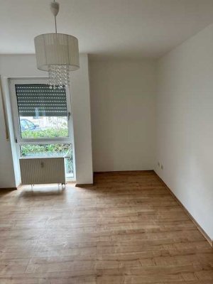 Renovierte 2-Zimmer Erdgeschosswohnung mit Balkon und EBK