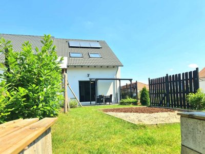 Neuwertiges Reihenmittelhaus in Ortsrandlage - Garten - zwei Stellplätze!