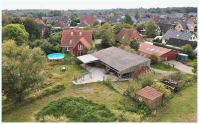 Die Ranch am Stadtrand: 2 Wohnhäuser mit 4ha Hauskoppel, Pferdestall, Reitplatz, Gerätehalle u.v.m.