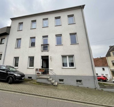 Charmantes 2-Familienwohnhaus in Schwalbach-Elm – Modernisiert mit Potenzial