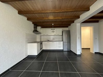 Großzügige 2,5 Zimmerwohnung mit Einbauküche und Garten!