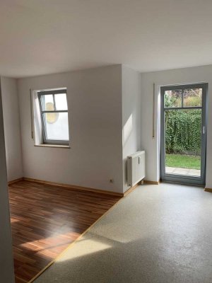 Sonnige, geräumige 1-Zimmer-Wohnung mit Terrasse und Einbauküche in Mering