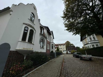 Kernsanierte 2,5 Zimmer Wohnung mit Garten/ Jugendstilvilla in der Kurfürstenstraße