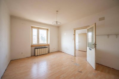 ++NEU++ Ruhige 2-Zimmer Altbau-Wohnung mit getrennter Küche, viel Umbau-Potenzial!