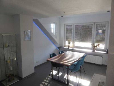 Exklusive helle 2,5-Zi.-Dachgeschosswohnung mit geh. Innenausstattung, Süd-Balkon, EBK, Klima, Kamin