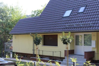 Wunderschöne und moderne Wohnung in Zweifamilienhaus