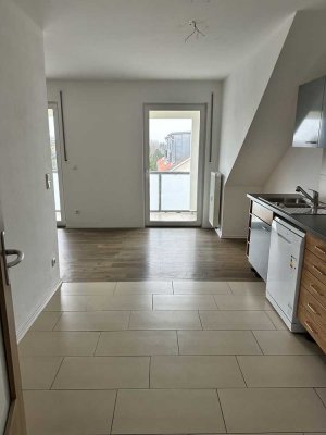 Moderne, hochwertige 3-Zimmer-Dachgeschosswohnung mit Balkon