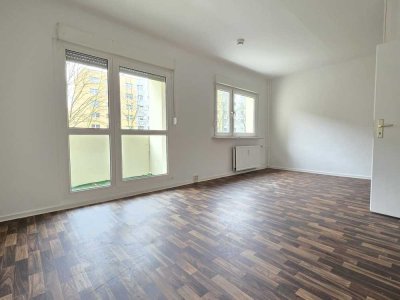 Helle Erdgeschosswohnung mit Balkon und Einbauküche