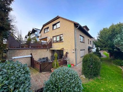 Ein Haus voller Möglichkeiten in naturnaher Lage: Geräumiges Zweifamilienhaus mit Garten und Garage