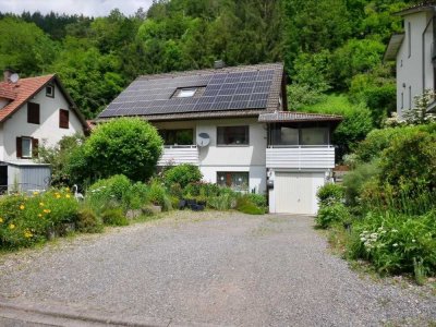 Ruhiges und doch zentrumsnahes Wohnen in Hornberg !
Einfamilienhaus mit Einliegerwohnung