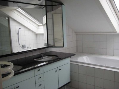 Schöne, gepflegte 2-Zimmer-DG-Wohnung mit Balkon und EBK in Gerlingen
