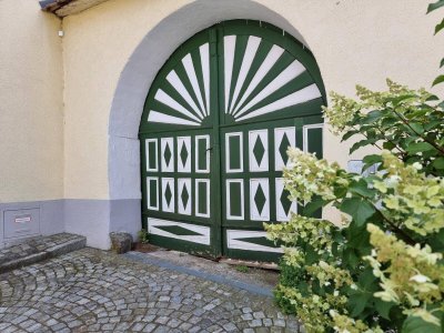 Mehr als ein Markthaus: Ein Anwesen mit großem, ruhigem Bauland, Nebengebäude und traumhaftem Innenhof