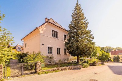 Renovierungsbedürftiges Einfamilienhaus mit Garage und Terrasse!