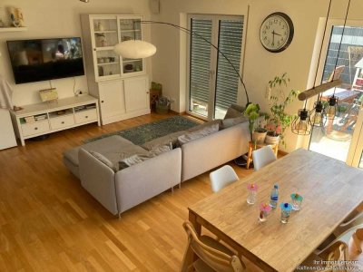 Helle 4 Zimmer Wohnung mit privatem Gartenanteil