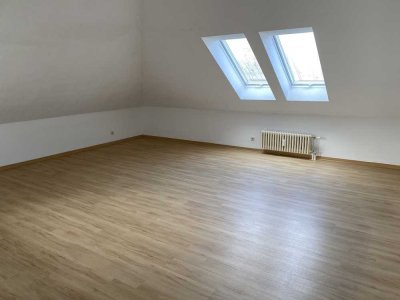 Dachgeschoss-Wohnung mit Garage 68,52 QM und Kellerraum