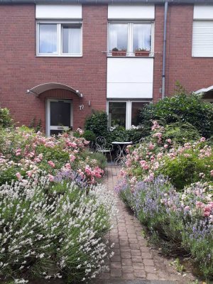 Reihenmittelhaus mit Rosengarten in Düsseldorf Angermund