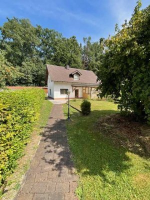 IHR LEBENS(T)RAUM! Haus mit Wintergarten, Gartenparadies, Nebengebäude in guter Lage!