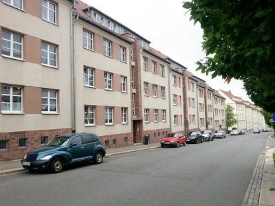 Sanierte 3-Raum Wohnung mit Balkon zum Innenhof im Erdgeschoss sucht Nachmieter!