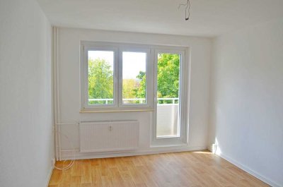 sanierte 3-Raum-Wohnung mit Badewanne und Balkon! Bezug ab 01.04.25 möglich!