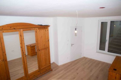 Schöne 1,5-Zimmer-Souterrainwohnung mit EBK in Edesheim