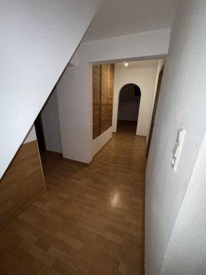 Helle 5 Zimmer Wohnung in ruhiger Lage