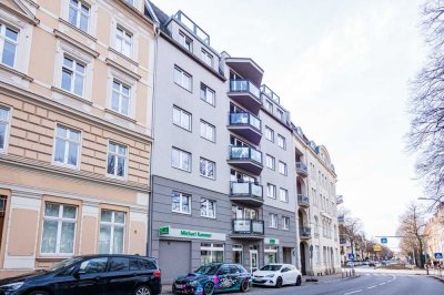 Schicker Neubau mit Aufzug, großem Balkon, Einbauküche und Stellplatz, am Sechsstädteplatz.