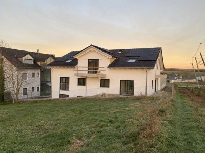 Erstbezug: Helle Dachgeschosswohnung mit Balkon