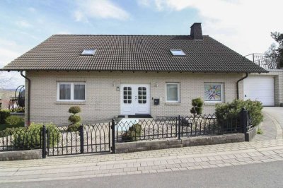 Charmantes Zweifamilienhaus mit tollem Fernblick und viel Potenzial zu verkaufen