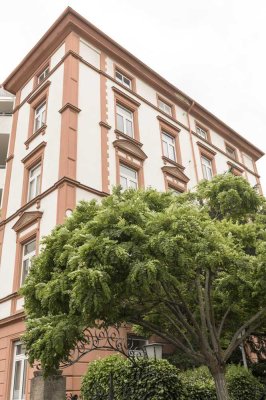 Maisonette-Penthouse mit Skyline-Blick, privatem Lift,TG-Stellplatz in denkmalgeschützten Stilaltbau