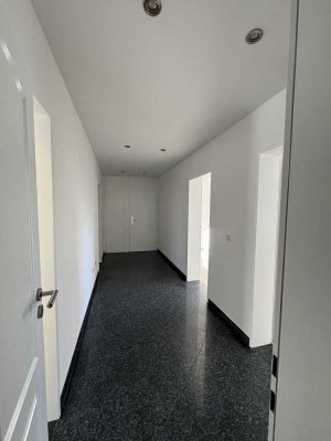 Erstbezug nach Sanierung: attraktive 4-Zimmer-Wohnung mit Einbauküche und Balkon in Hürth