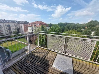 Dachgeschoss - tolle 2 RWG mit Balkon und Fahrstuhl zu verkaufen!