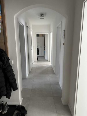 ** Kernsanierte 4-Raum-Wohnung mit EBK ,3 Kellerräume, privater Stellplatz in Schwerte **