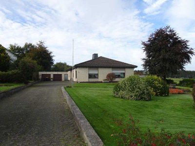 *PROVISIONSFREI* Gepflegter Bungalow, freistehend mit großem Garten und Doppelgarage