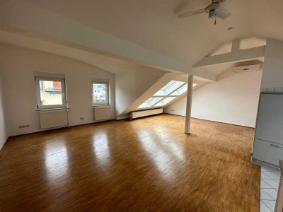 NEU! Freundliche Dachgeschosswohnung mit Balkon im Herzen von Offenbach!