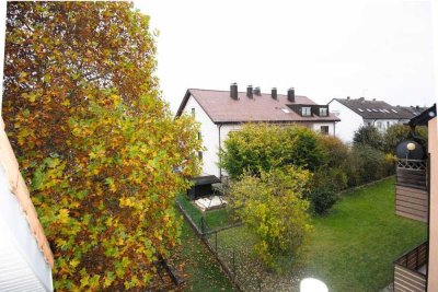 Frei! Moderne Wohnung mit Balkon, Einbauküche und Carport