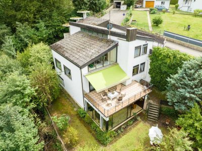 großzügige Ärzte-Villa mit Einliegerwohnung in ruhiger Aussichtslage inkl. Pool