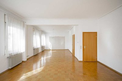 Zentrale 4,5-Zimmer-Wohnung mit Altbaucharme!